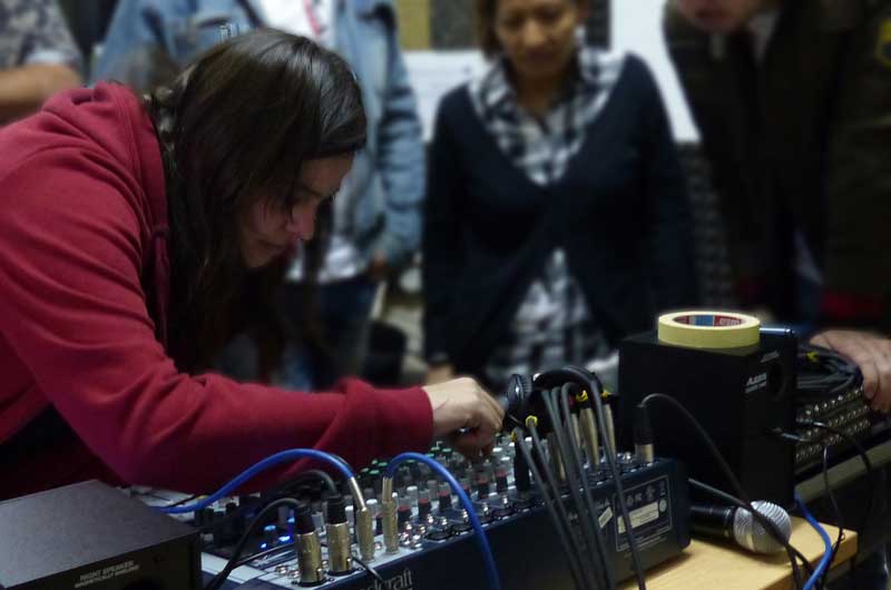 Práctica con el equipo de sonido en clase_8